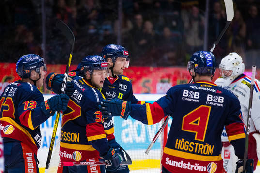 Djurgårdens Anton Hedman jublar med Jesper Pettersson och