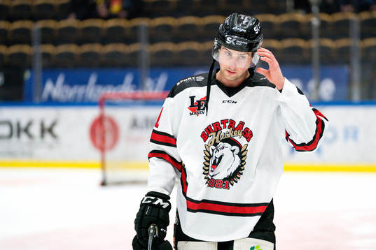 Skellefteås Joakim Lindström  värmer upp i Burträsk