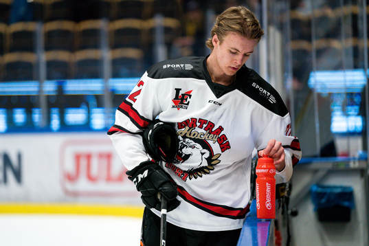 Skellefteås Philip Broberg  värmer upp i Burträsk HC’s
