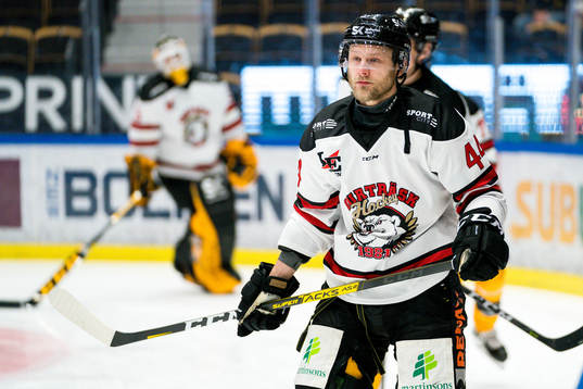 Skellefteås Oscar Möller värmer upp i Burträsk HC’s