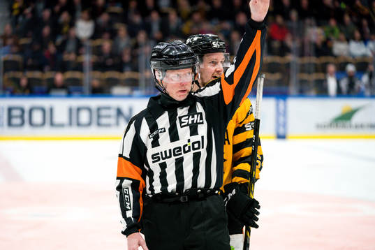 Skellefteås Jonathan Pudas pratar med domare Pehr Claesson