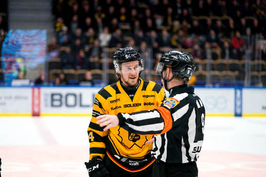 Skellefteås Jonathan Pudas pratar med domare Pehr Claesson