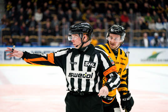 Skellefteås Jonathan Pudas pratar med domare Pehr Claesson