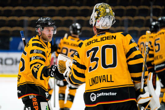 Skellefteås Oscar Möller och målvakt Gustaf Lindvall