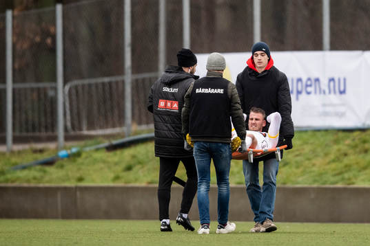 Häckens Johan Hammar bärs ut på bår