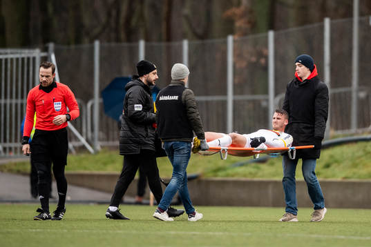 Häckens Johan Hammar bärs ut på bår