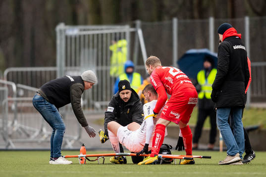 Häckens Johan Hammar får hjälp upp på en bår