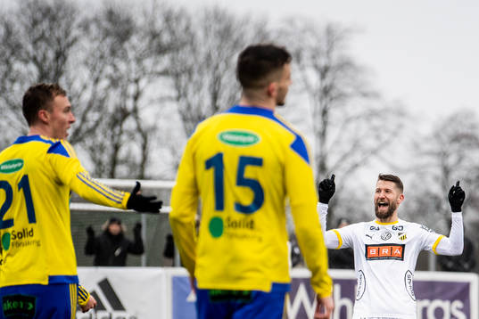 Häckens Joona Toivio jublar