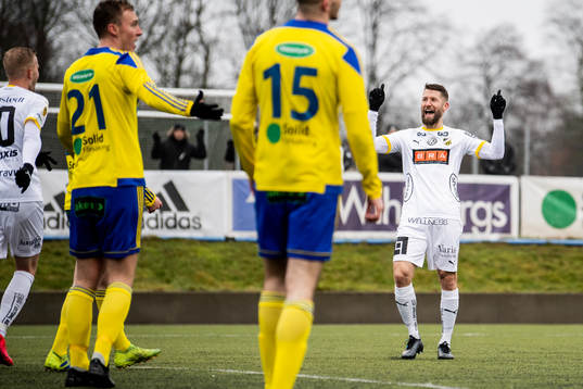 Häckens Joona Toivio jublar