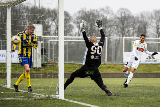 Häckens Ahmed Yasin gör 0-4 på Eskilsminnes målvakt