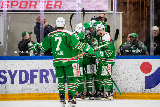 Rögles Nils Höglander jublar med Daniel Bertov och