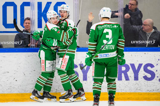 Rögles Nils Höglander jublar med Dominik Bokk