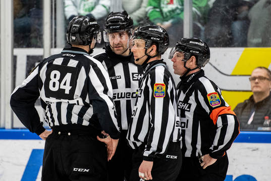 Domare Mikael Sjöqvist diskuterar med sina kollegor