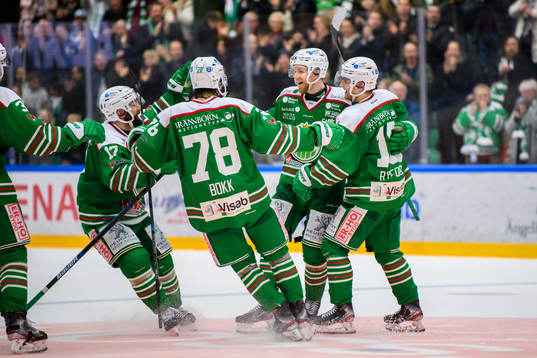 Rögles Ted Brithén jublar med lagkamrater