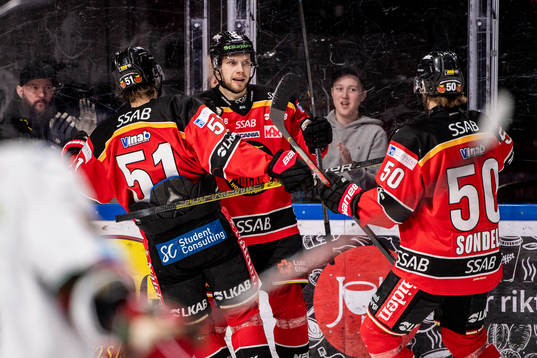 Luleås Petter Emanuelsson jublar med lagkamrater