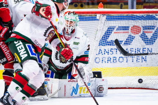 Luleås Nils Lundkvist (ej i bild) gör 2-0 bakom