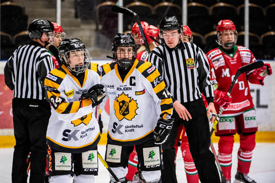Skellefteås Lovina Johansson och Line Grahn deppar