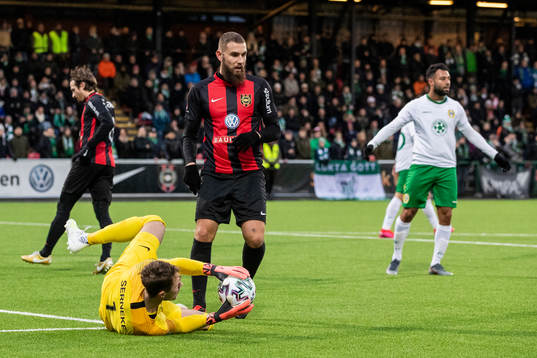 Brommapojkarnas målvakt Jonas Olsson och Ali Suljic