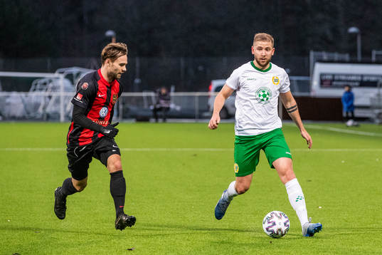 Brommapojkarnas Simon Helg och Hammarbys Darijan Bojanic