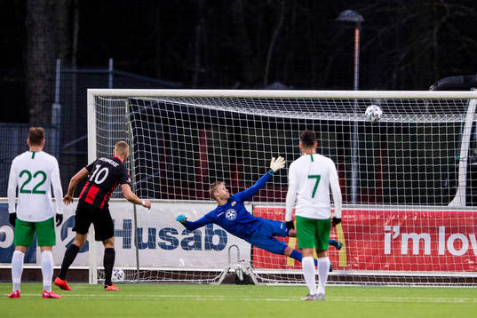 Brommapojkarnas Kristoffer Grauberg Lepik slår en