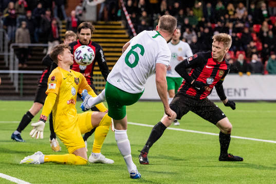 Brommapojkarnas målvakt Jonas Olsson får ett skott i