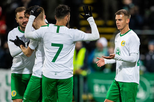 Hammarbys Alexander Kacaniklic (h) jublar med lagkamrater