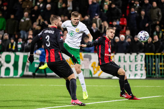 Hammarbys Aron Johannsson mot Brommapojkarnas Ali Suljic
