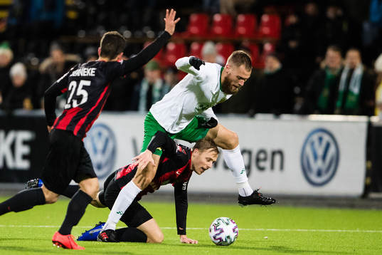 Hammarbys David Fällman tar sig förbi Brommapojkarnas