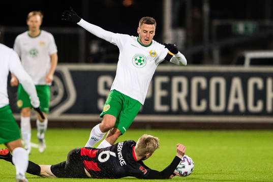 Hammarbys Jeppe Andersen i kamp om bollen med