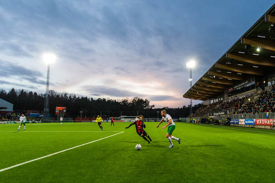 Brommapojkarnas Simon Helg och Hammarbys Darijan Bojanic