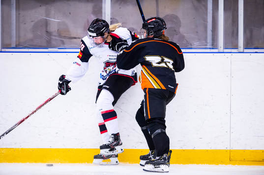 Malmö Redhawks Josephine Asperup trycks undan