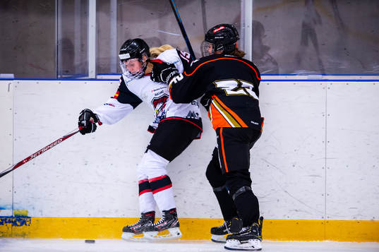 Malmö Redhawks Josephine Asperup trycks undan