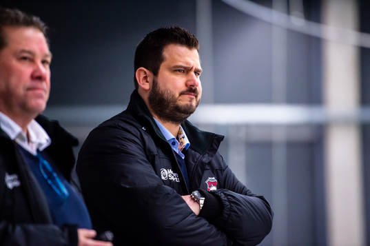 Malmö Redhawks tränare Jonathan Salman ser bekymrad ut