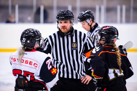Domare Jesper Svensson pratar med Malmö Redhawks Emma Lind
