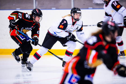 Malmö Redhawks Malene Frandsen jagas av Göteborgs HC