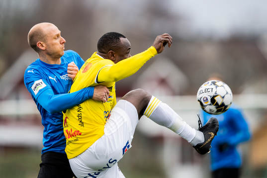 Halmstads Andreas Johansson och Falkenbergs Nsima Peter