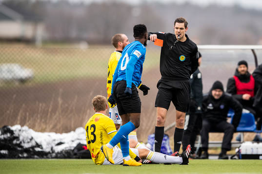 Falkenbergs Marcus Mathisen får rött kort