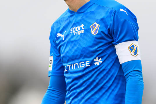 Kaptensbindel på matchtröja