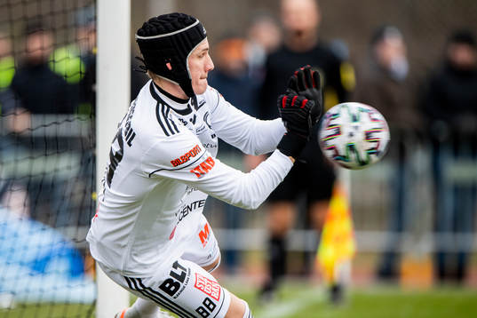 Karlskronas målvakt Sebastian Halle räddar en straffspark