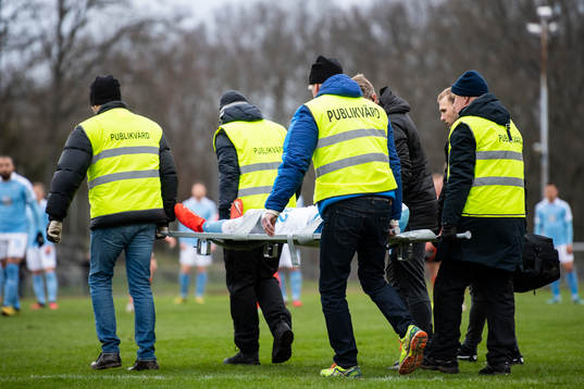 Malmö FFs Jo Inge Berget bärs ut på bår