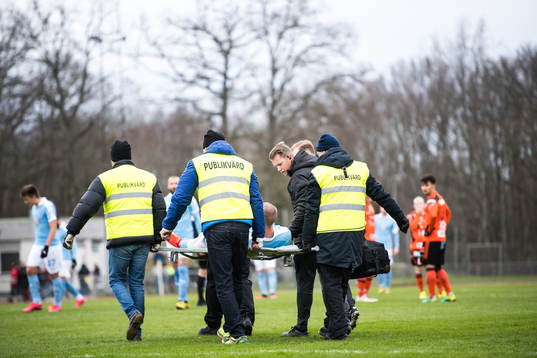 Malmö FFs Jo Inge Berget bärs ut på bår