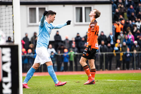 Malmö FFs Marcus Antonsson jublar och Karlskronas Simon