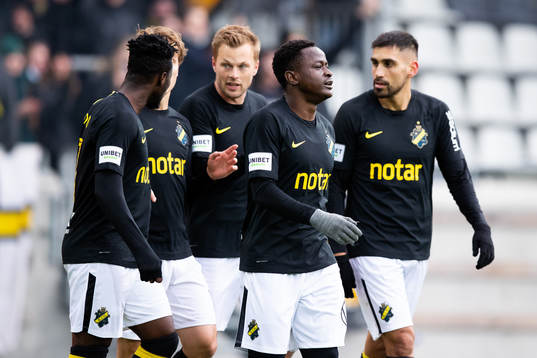 AIKs Erick Otieno jublar med lagkamrater
