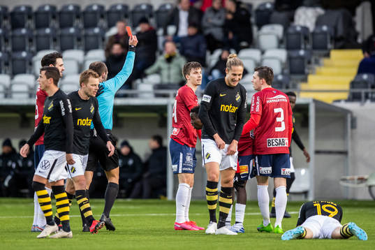 Örgrytes Daniel Paulson visas ut av domare Kaspar Sjöberg