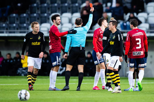 Örgrytes Daniel Paulson får ett rött kort