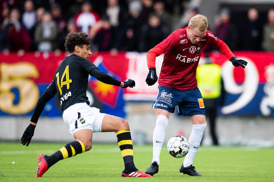 AIKs Robin Tihi och Örgrytes Adam Bergmark Wiberg