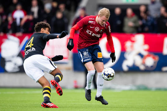 AIKs Robin Tihi och Örgrytes Adam Bergmark Wiberg