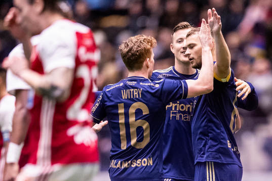 Djurgårdens Jesper Karlström (h) jublar med Aslak Witry