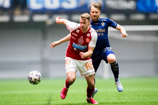 Sandvikens Leo Englund i kamp om bollen med Djurgårdens