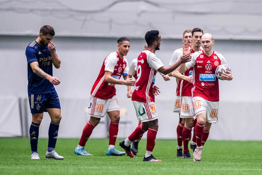 Sandvikens Vyacheslav Koidan jublar med lagkamrater